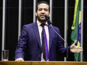 Deputados pedem que STF investigue André Janones por ‘fake news’ nas eleições