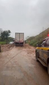 Deslizamentos de terra por causa das chuvas interditam dois trechos da BR-381