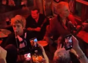 Green Day toca de surpresa em pub londrino