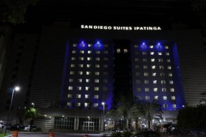 Hotel de Ipatinga ilumina fachada em apoio ao Novembro Azul