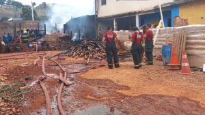 Incêndio atinge madeireira em Governador Valadares