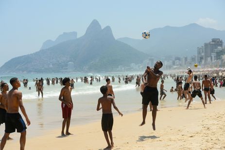 Rio de Janeiro (RJ), 15/11/2023 – Cariocas e turistas lotam praia de Ipanema, na zona sul, em dia de forte calor no Rio de Janeiro. Foto: Tomaz Silva/Agência Brasil