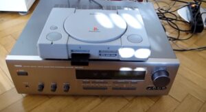 PlayStation 1 sendo usado como CD player