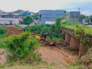 Prefeitura de Ipatinga promove limpeza no ribeirão Ipanema e córrego Taúbas