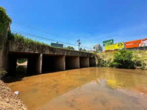 Prefeitura de Ipatingapromove limpeza no ribeirão Ipanema e córrego Taúbas