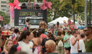 Parada LGBTI+ ocupa orla de Copacabana contra retrocessos