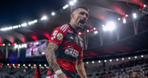 Flamengo vence Bragantino e entra na briga pelo título do Brasileiro