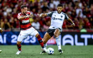 Everton Ribeiro sai machucado em Flamengo x Atlético-MG