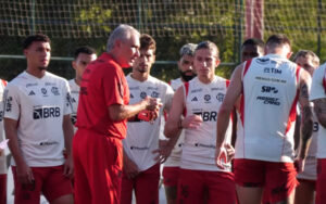 Tite define time titular do Fla contra o Atlético-MG