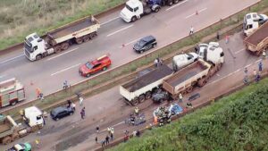 Família que morreu em acidente com 13 veículos é velada em Teófilo Otoni | Vales de Minas Gerais