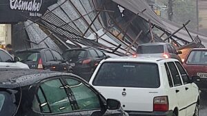 Tempestade causa estragos e assusta moradores de Coronel Fabriciano (MG) - Notícias