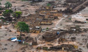 Oito anos após tragédia de Mariana, mais de 100 famílias ainda esperam nova casa