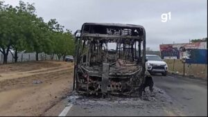 Criminosos incendeiam ônibus após assalto em Minas Gerais; vídeo