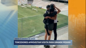 Torcedora do Atlético-MG é pedida em casamento durante visita à Arena MRV, em BH