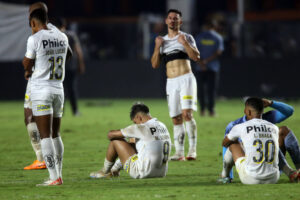 Santos é rebaixado pela primeira vez no Brasileiro - 06/12/2023 - Esporte