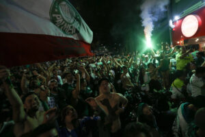 Jogadores do Palmeiras desembarcam em Guarulhos e seguem para festa - 07/12/2023 - Esporte