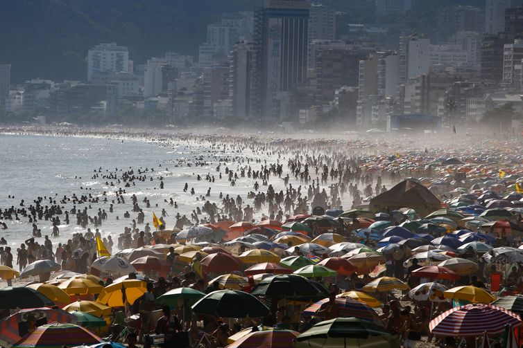  Banhistas no Arpoador curtem dia de verão com 39,5º C e sensação térmica de 50,7º C.