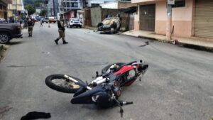 Viatura da PM colide com moto em cruzamento e capota em Coronel Fabriciano