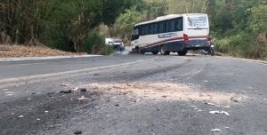 Batida entre moto e ônibus deixa dois mortos na MG-409 em Teófilo Otoni