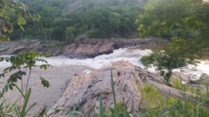 Bombeiros procuram por jovem que se afogou em cachoeira em Belo Oriente