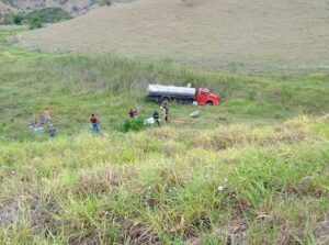 Caminhão-tanque capota na BR-474 e deixa motorista morto