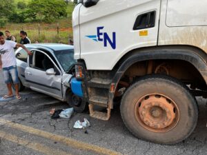 Carro bate de frente com carreta e quatro pessoas ficam feridas em Santana do Paraíso