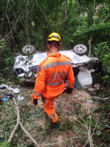 Carro com dois ocupantes cai em ribanceira de 60 metros à margem da BR-381