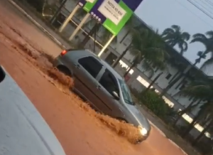 Chuva alaga ruas e avenidas de Timóteo nesta quarta-feira