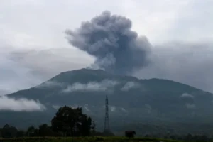 Indonésia procura desaparecidos após erupção de vulcão que deixou 13 mortos