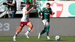 O jogador Zé Rafael, da SE Palmeiras, disputa bola com o jogador do Fluminense FC, durante partida válida pela trigésima sétima rodada, do Campeonato Brasileiro, Série A, na arena Allianz Parque. (Foto: Cesar Greco/Palmeiras/by Canon)