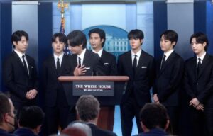 Os integrantes da banda BTS em visita à Casa Branca (EUA) em 2022