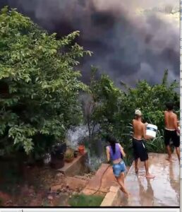 Moradores de casas vizinhas, chegaram a pegar baldes e jogar água nas chamas para tentar impedir que o fogo se alastrasse para os imóveis.