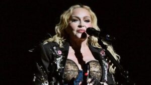 Madonna diz que passou por coma induzido por 48 h: 'Desmaiei no banheiro, acordei na UTI' - Entretenimento