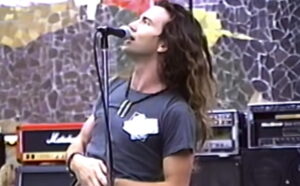 Eddie Vedder com o Pearl Jam em 1991