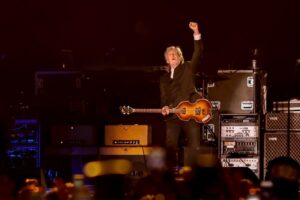 Paul McCartney encerra turnê brasileira com muito rock em um Maracanã lotado - Fotos