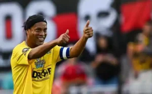 Ronaldinho Gaúcho surpreende a todos e aparece em Miami para jogar com craques argentinos. Entenda o que aconteceu