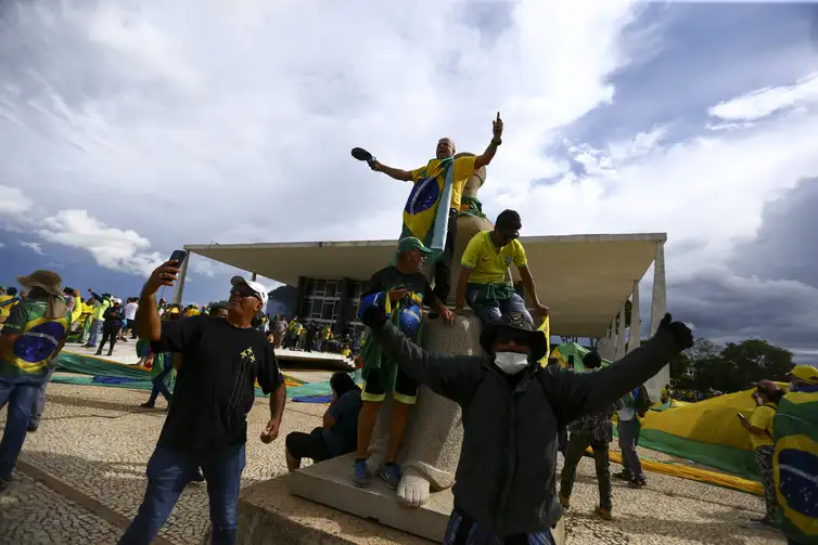 Manifestantes invadem Congresso, STF e Palácio do Planalto.