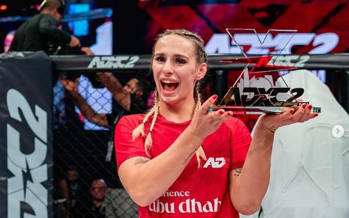 Ffion Davies derrotou a atleta do UFC Luana Pinheiro com uma bela finalização (Foto: Divulgação/ADXC)