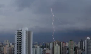 Saiba como se proteger de raios durante tempestades