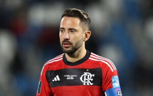 Sonho da eleição do Inter, Éverton Ribeiro volta atrás e decide assinar