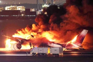 Avião pega fogo em aeroporto de Tóquio e 367 passageiros são evacuados