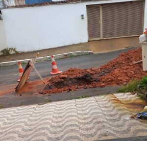 Copasa irrita moradores. Sem aviso, empresa abre buracos na porta de garagens