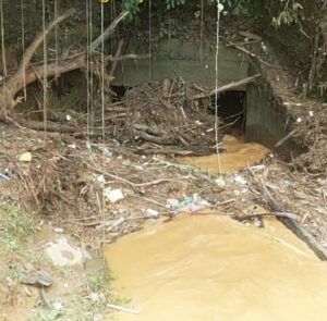 Galeria da avenida Acesita, no bairro Olaria, está com vazão reduzida. Falta limpeza preventiva