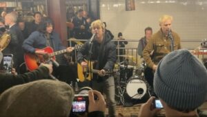 Green Day faz show no metrô de Nova York