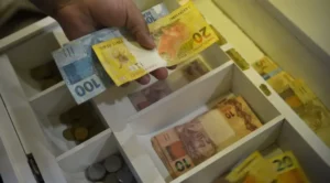 Já está em vigor o novo salário mínimo de R$ 1.412. Ele será pago a partir de fevereiro