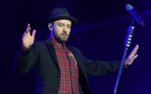 Justin Timberlake com pedestal e microfone