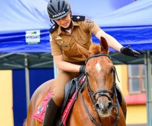 Tenente Ulli Cristina é a primeira policial feminina da PMMG a participar do Curso “Espora Dourada” ministrado pelo Exército Brasileiro