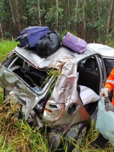 Três ficam feridos após acidente na BR-381 em Periquito