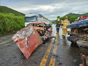 Colisão frontal deixa dois mortos e um ferido na BR-381, em Timóteo