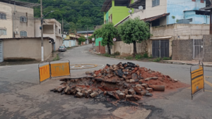 Moradores do Vale do Aço reclamam de buraco da Copasa em rotatória do bairro Alvorada, em Timóteo